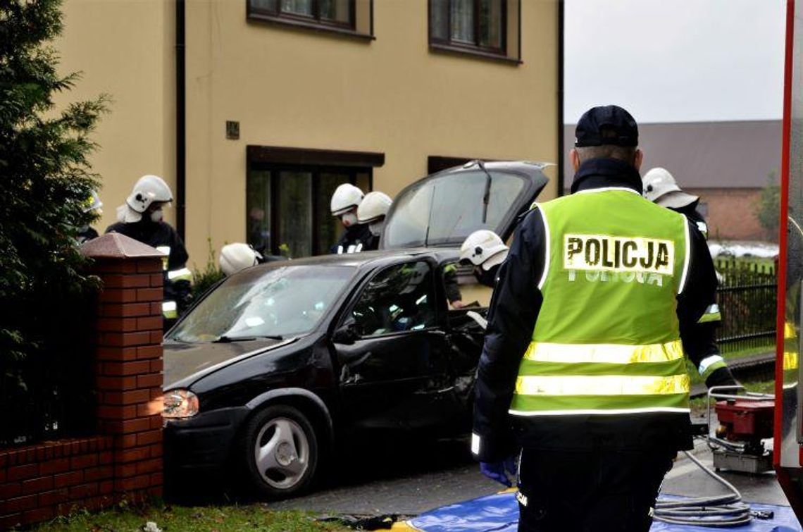 Pijany w sztok 30-latek wjechał w ogrodzenie posesji ZDJĘCIA