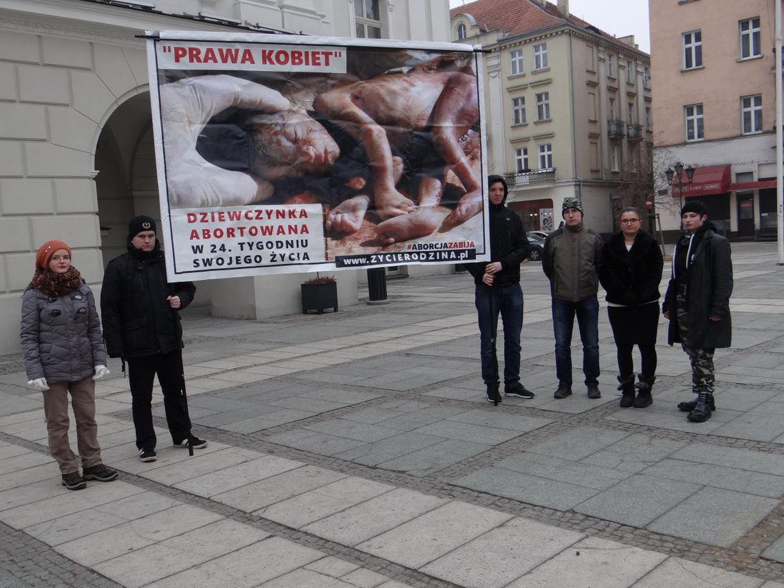 Pikieta przeciwników aborcji przy Ratuszu DRASTYCZNE ZDJĘCIA