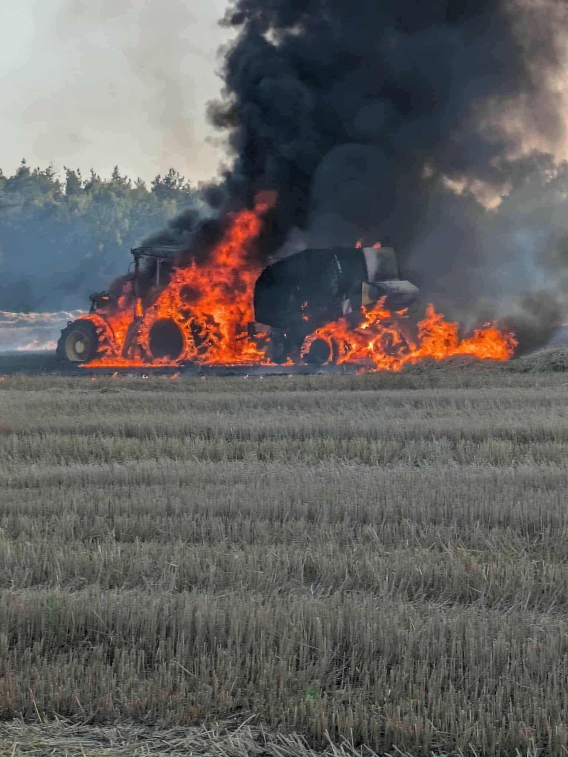 Płoną maszyny i uprawy. Służby ruszyły w pola Płoną maszyny i uprawy. Służby ruszyły w pola