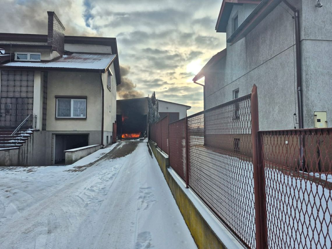 Płonie garaż. W środku butle z gazami technicznymi! Płonie garaż. W środku butle z gazami technicznymi!