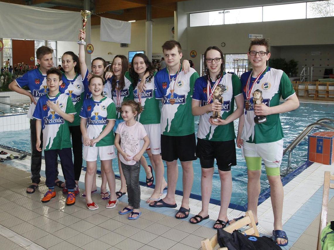 Pływacy obsypani medalami. Na pożegnanie z trenerem (FOTO)