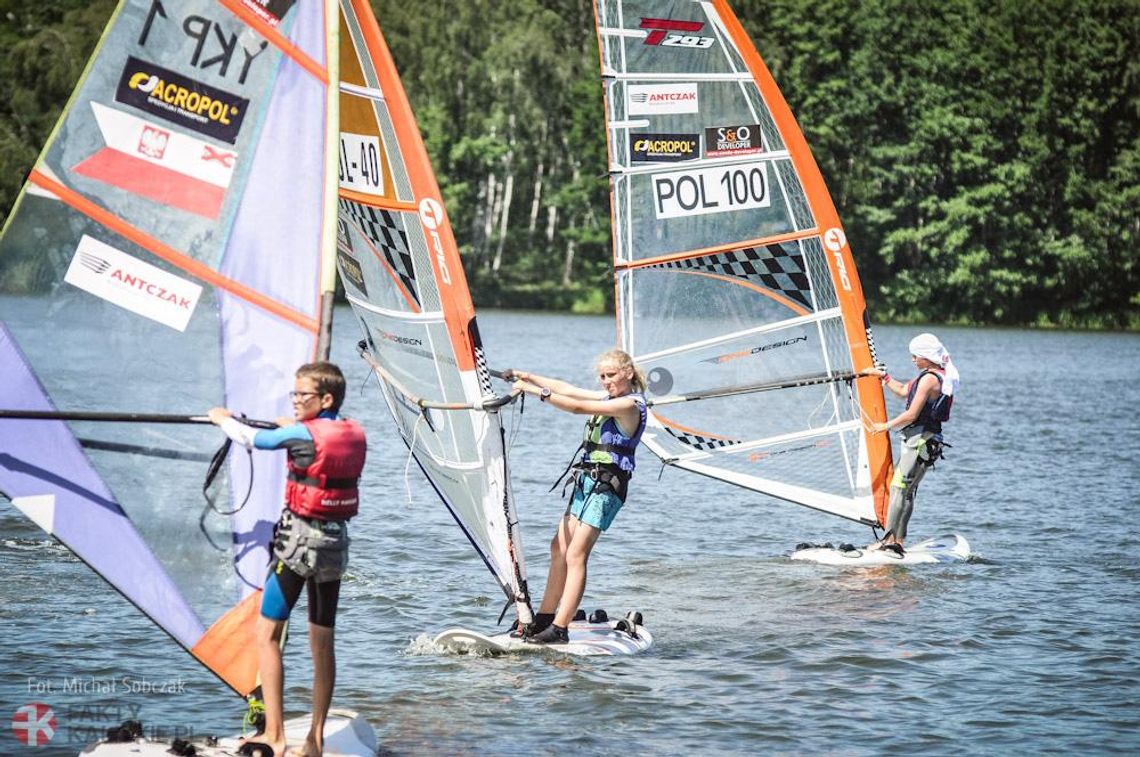 Pływali na desce z żaglem. W Szałem królował windsurfing FOTO