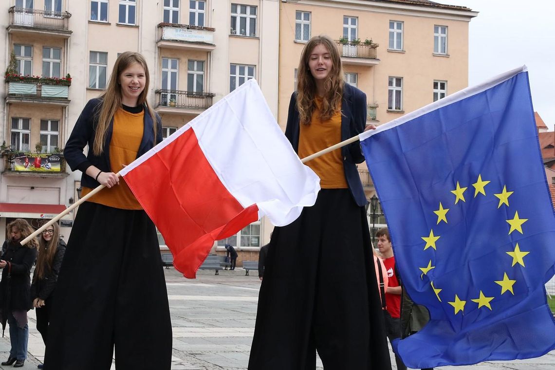 „Po Prostu Głosuj”. Młodzież III LO zachęcała do udziału w eurowyborach ZDJĘCIA