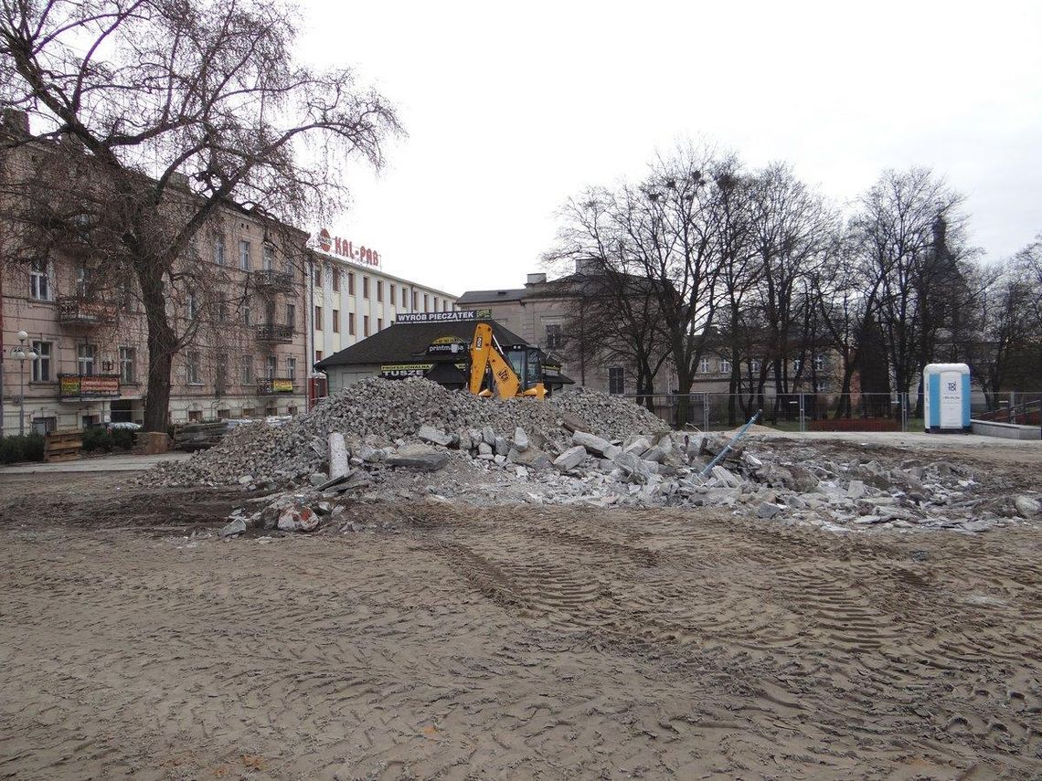 Po tej fontannie zostało zwalisko gruzu i trochę złomu ZDJĘCIA