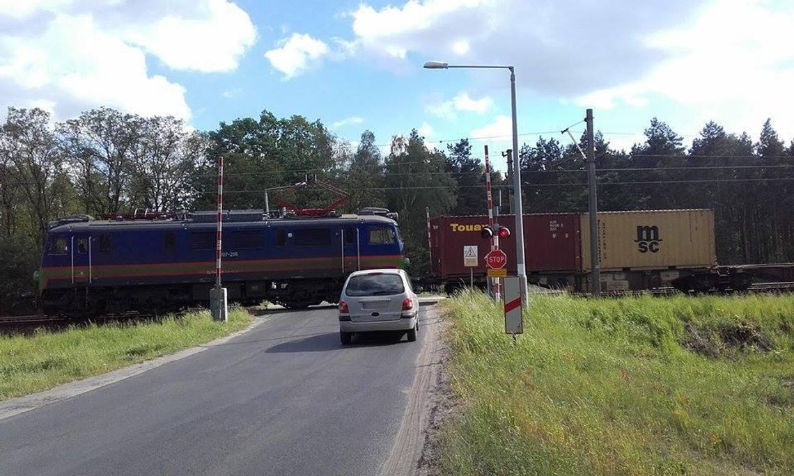 Pociąg jedzie – rogatki podniesione ZDJĘCIA