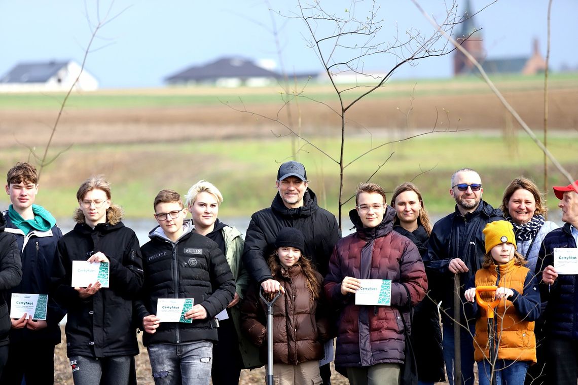 Początek nowego parku. Pierwsze 100 drzew zasadzone! ZDJĘCIA