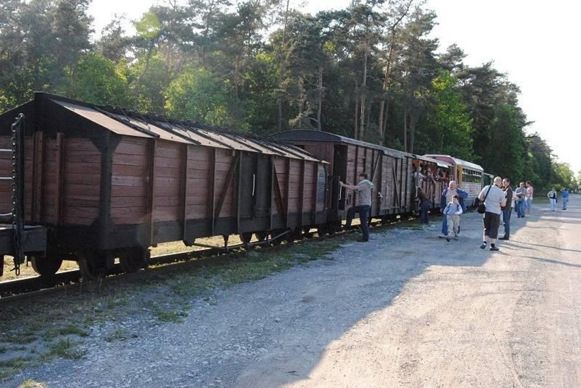 Podróż koleją wąskotorową. „Rogatek“ zachęca, by wsiąść do wehikułu czasu