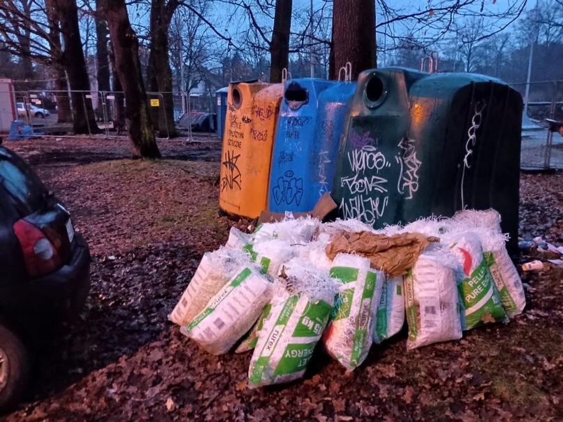 Podrzucił kilkanaście worków. Kaliska Straż Miejska go namierzyła
