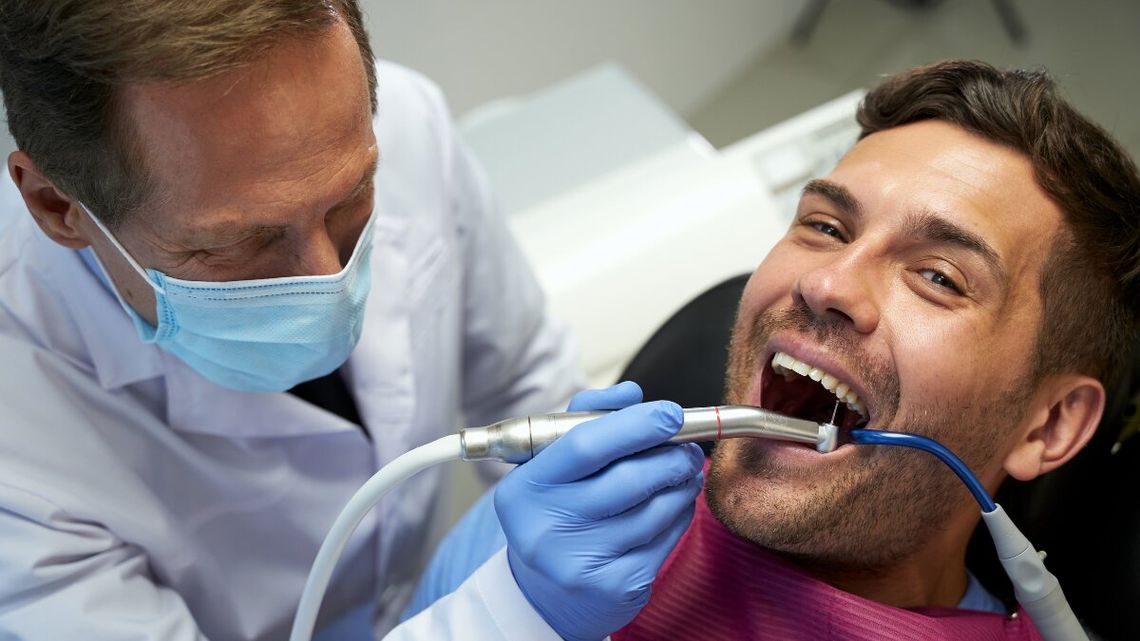 Polacy rezygnują z dentysty, bo nie stać nas na leczenie zębów