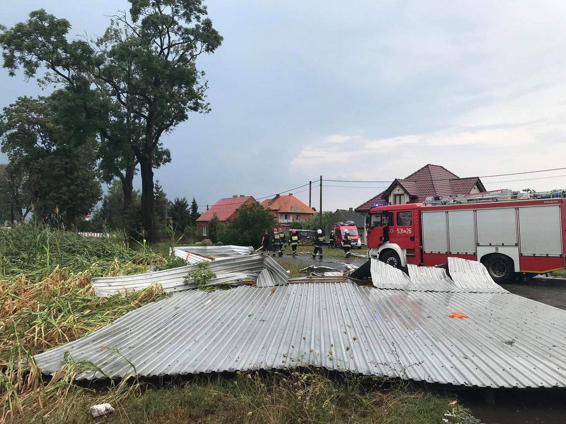 Połamane drzewa, pozrywane dachy. Skutki wczorajszej burzy ZDJĘCIA