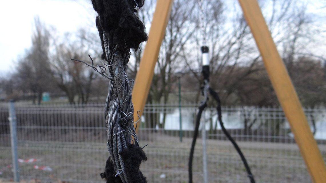 Połamane ogrodzenie, wystające druty z huśtawki. W takich warunkach bawią się dzieci ZDJĘCIA