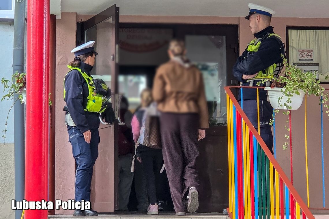 Policja skontroluje plecaki? Ważny apel przed poniedziałkową szkołą Policja skontroluje plecaki? Ważny apel przed poniedziałkową szkołą