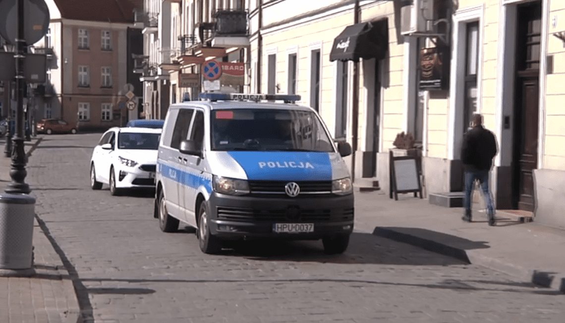 Policja wzywa przez megafon: zostańcie w domu! WIDEO