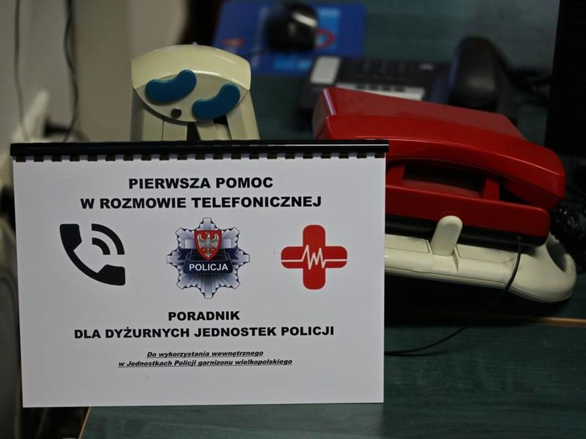 Policjanci dostali poradnik, jak ratować przez telefon