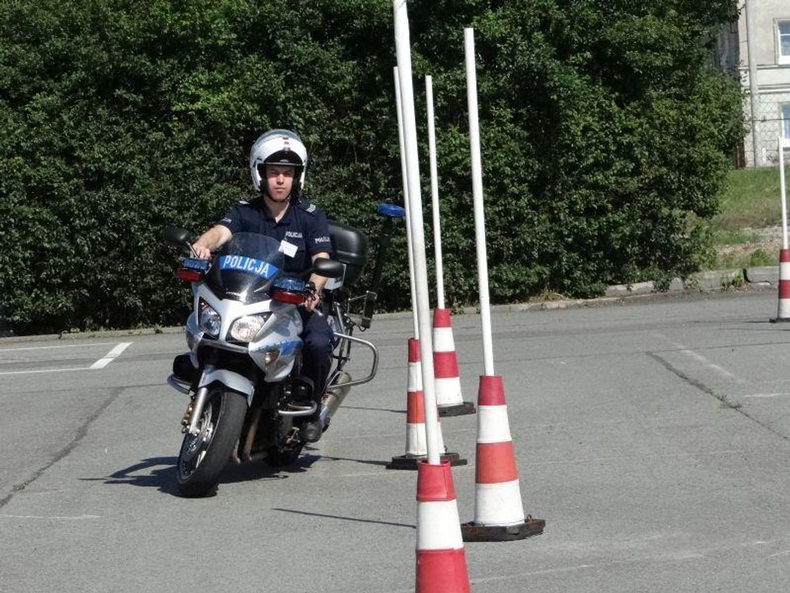 Policjanci drogówki slalomem na motocyklu