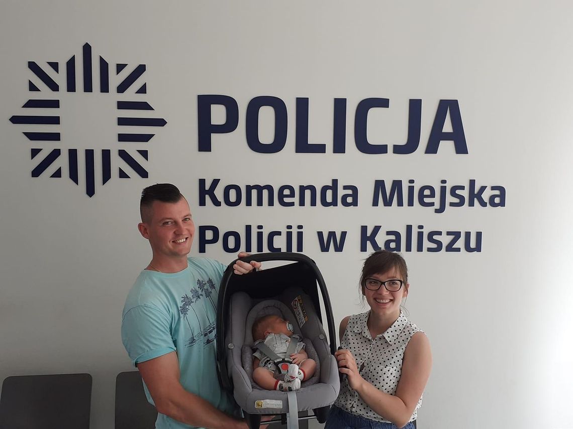 Policjanci eskortowali do szpitala rodzącą kobietę. Rodzina, już w komplecie, przyjechała im podziękować