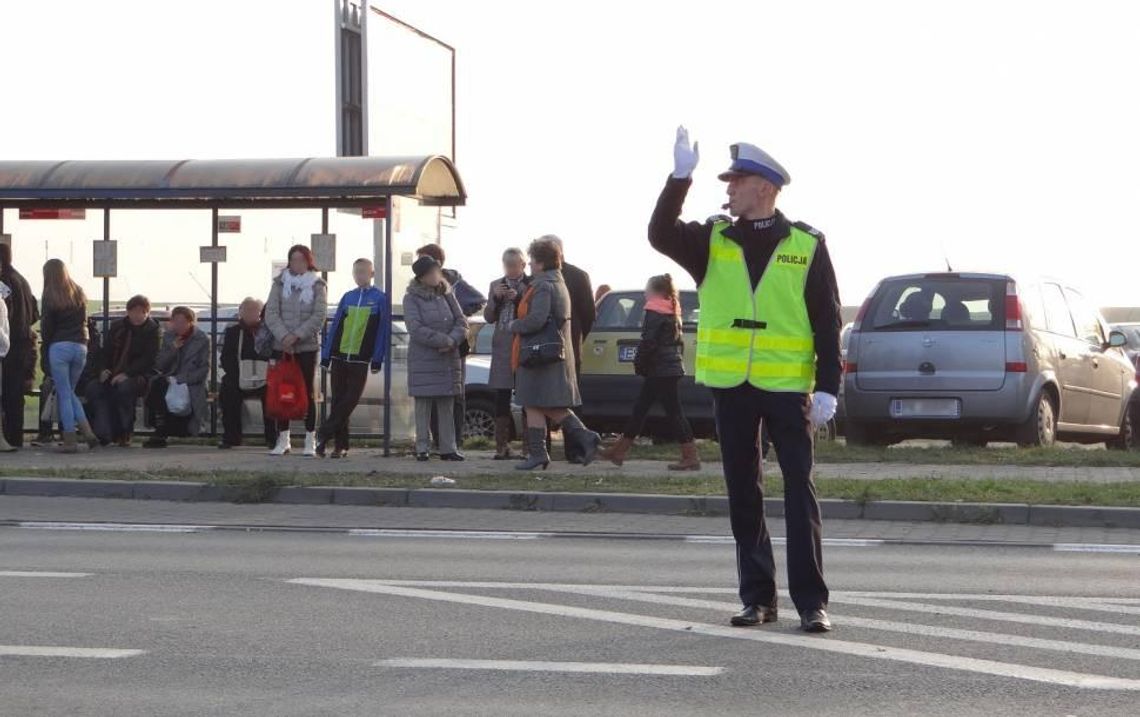 Policjanci kierują ruchem. Jak się zachować? WIDEO