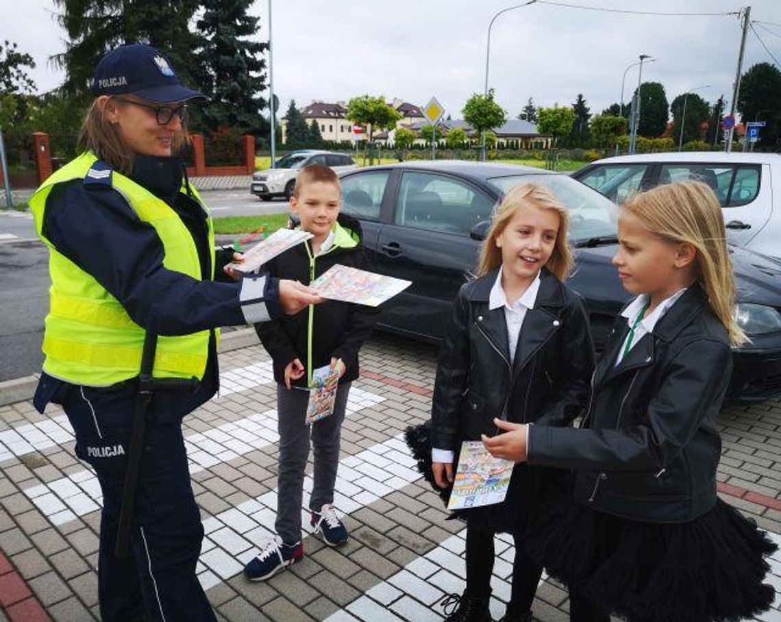 Policjanci pod szkołami. Przypominali uczniom podstawowe zasady bezpieczeństwa ZDJĘCIA