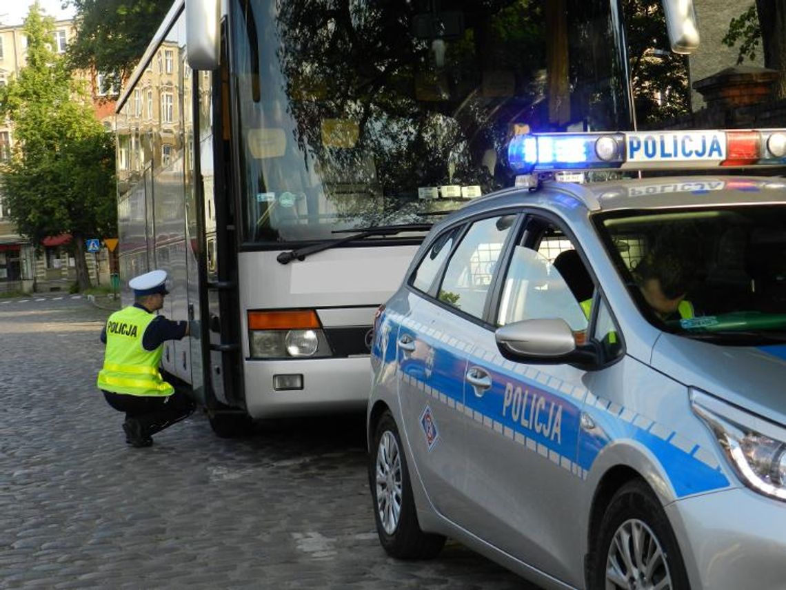 Policjanci skontrolują autobusy wiozące dzieci na ferie