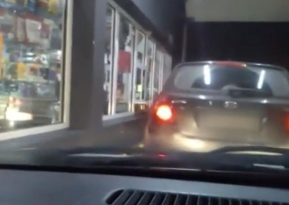 Policjanci "tajniacy"  kupują wódkę w nocnym? FILM