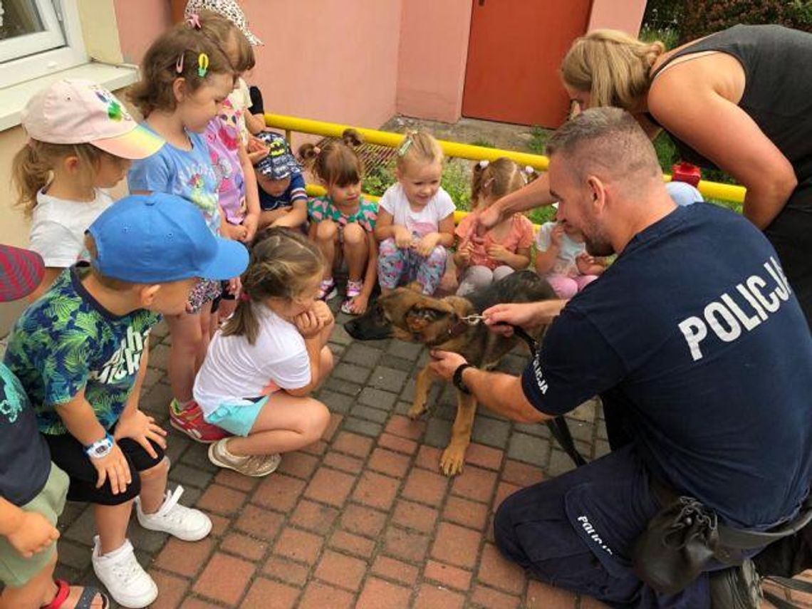 Policjanci w przedszkolu ZDJĘCIA