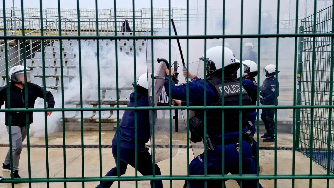 Policjanci z 7 Komend na kaliskim stadionie ZDJĘCIA