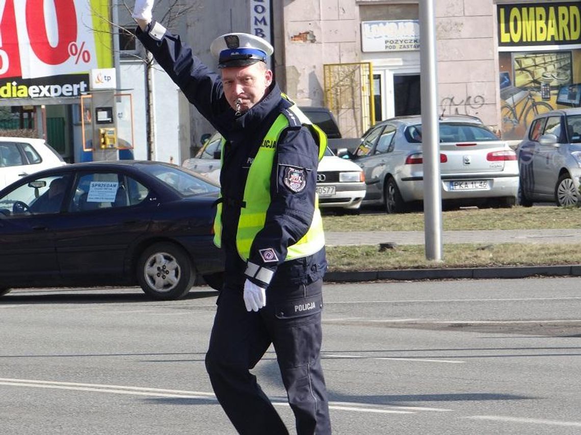 Policjant Kieruje Ruchem, Kierowcy Nie Wiedzą O Co Chodzi