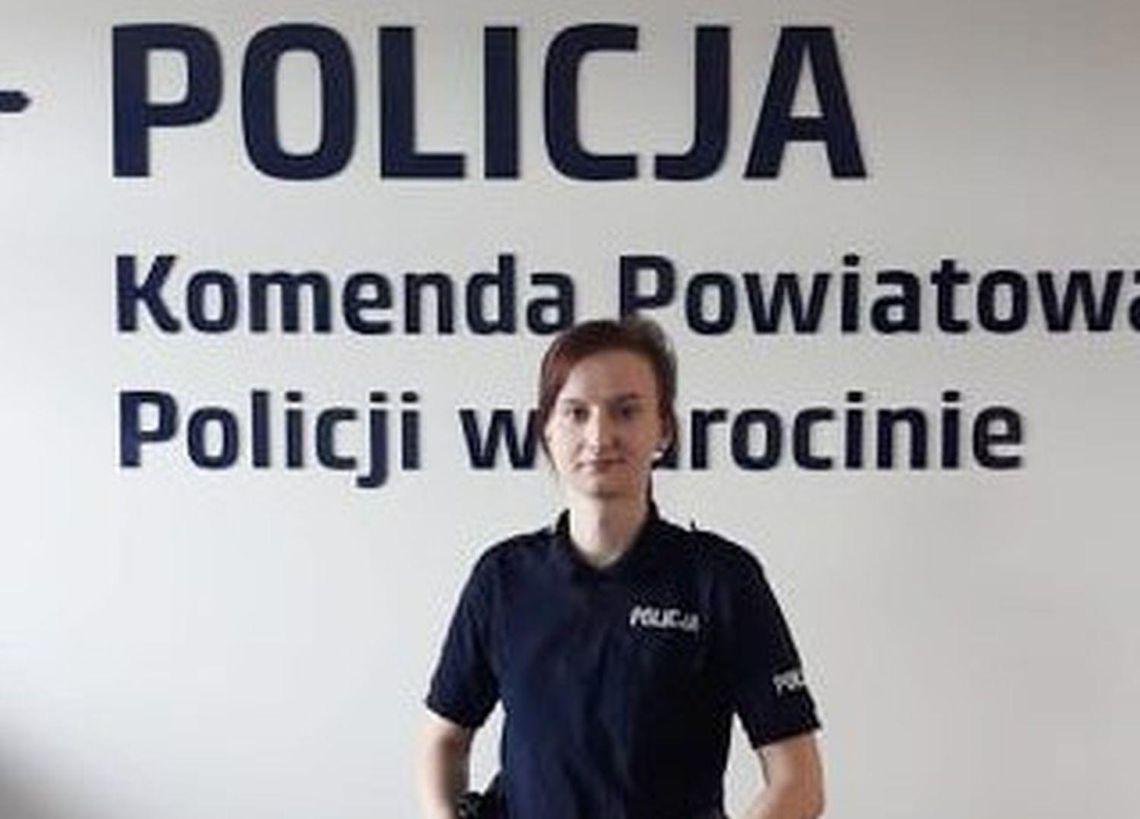 Policjantka weszła do płonącego budynku i wyprowadziła z niego dwie starsze osoby