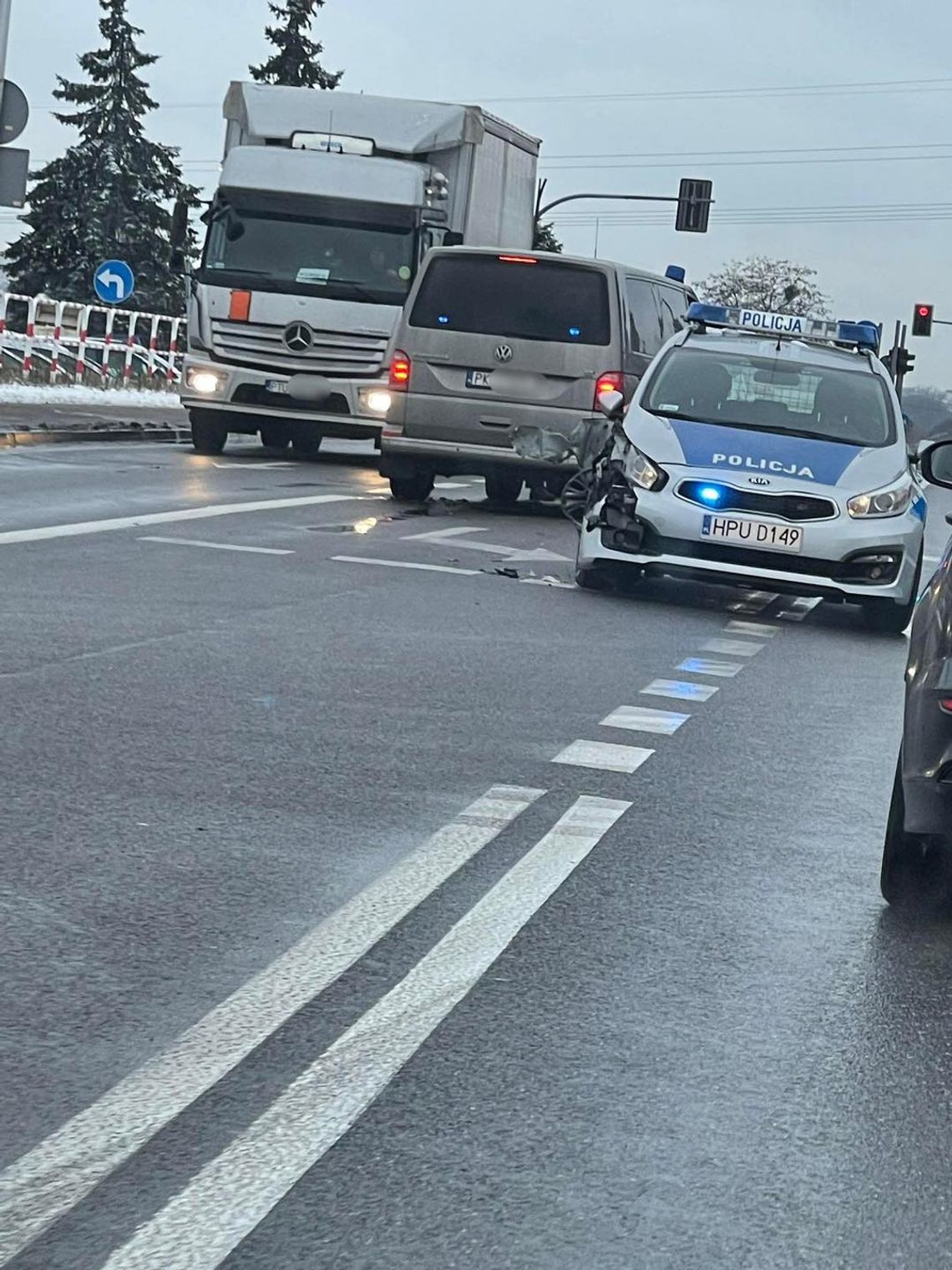 Policyjny pościg za kierowcą busa! Mężczyzna uszkodził 3 samochody, w tym radiowóz