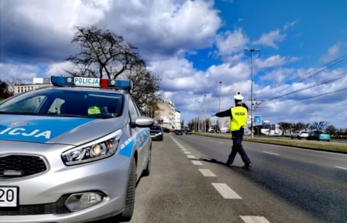 Policyjny pościg w Wielką Sobotę. Kierowca wpadł pod domem