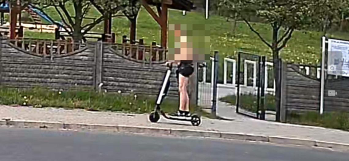 Półnagi na hulajnodze. Policja ruszyła za nim Półnagi na hulajnodze. Policja ruszyła za nim