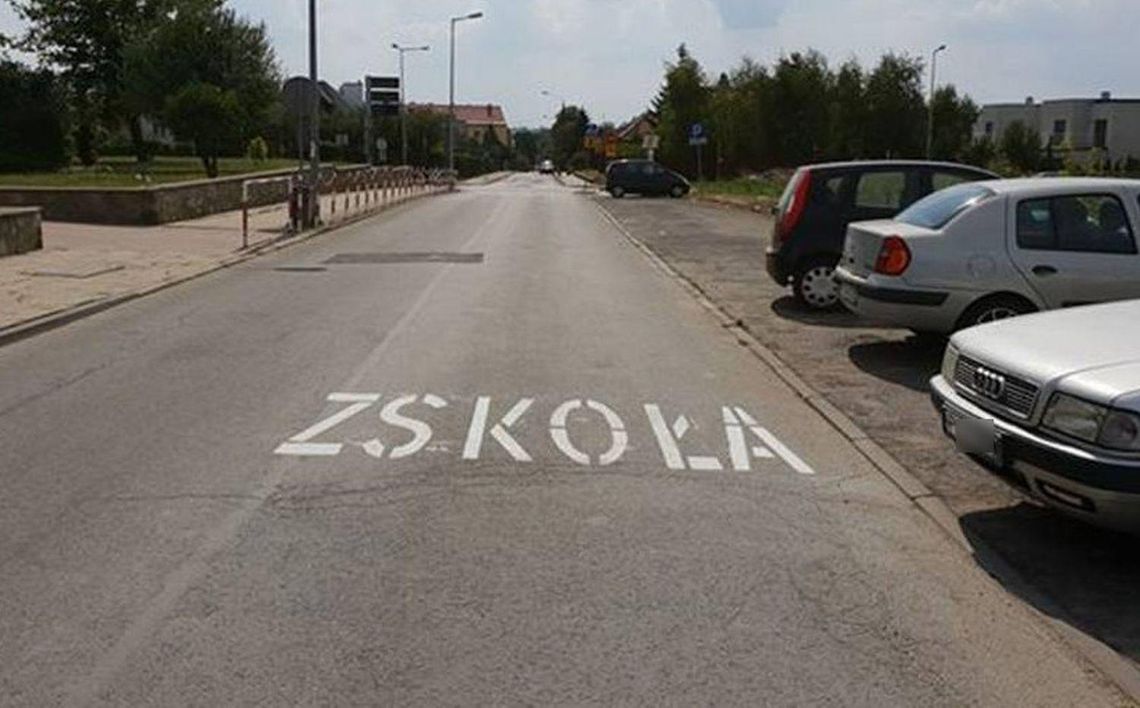 Polonista na wakacjach, a drogowcy tworzą znaki ZDJĘCIA