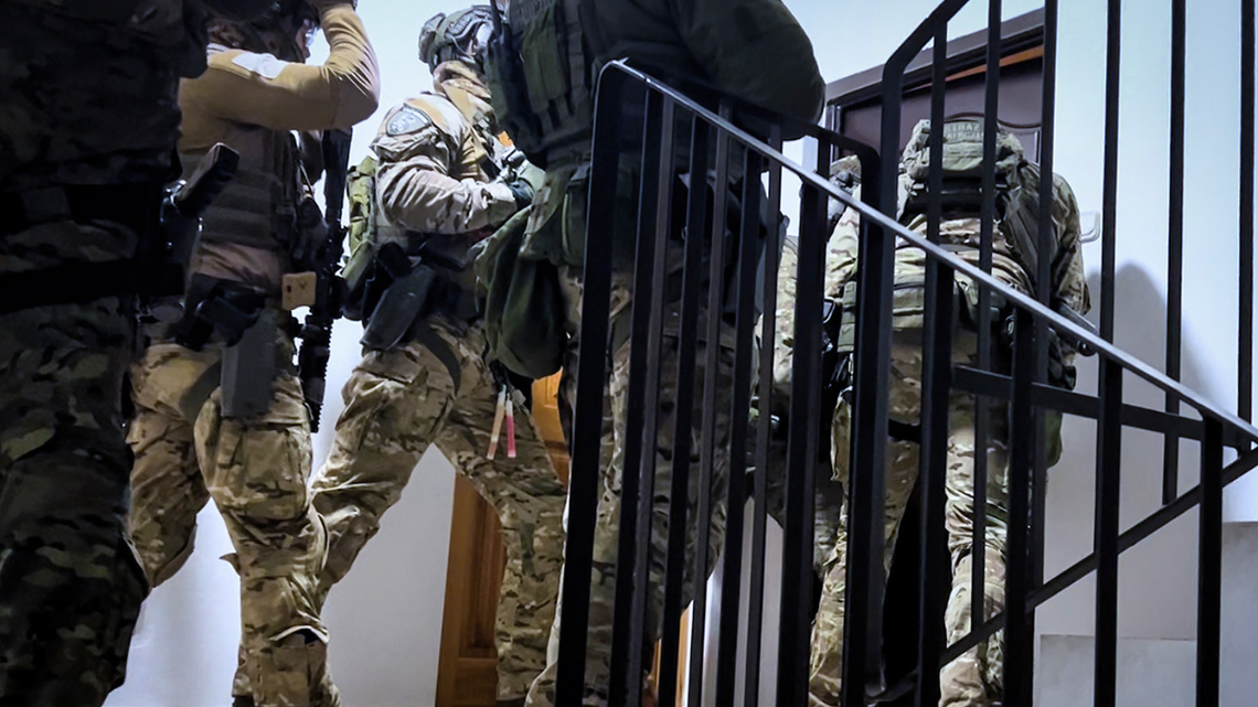 Pomagali obcokrajowcom zostać w Polsce. Zostali rozbici [FILM]