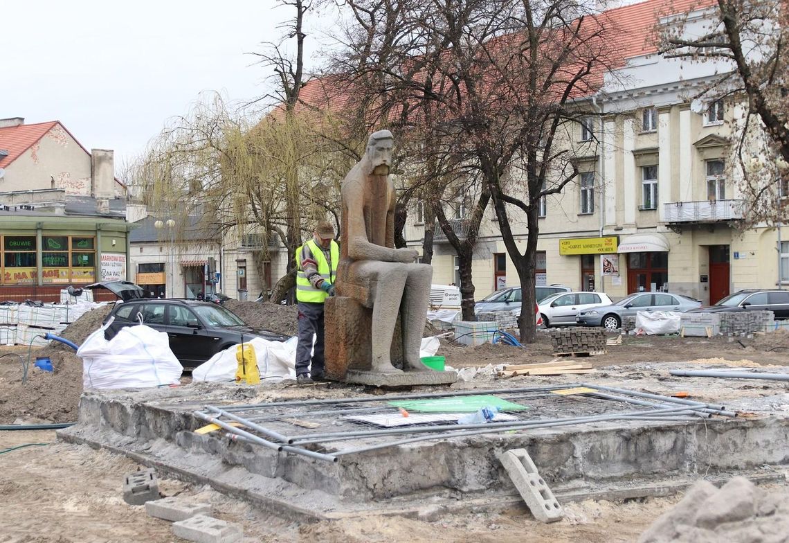 Pomnik Adama Asnyka w trakcie konserwacji ZDJĘCIA