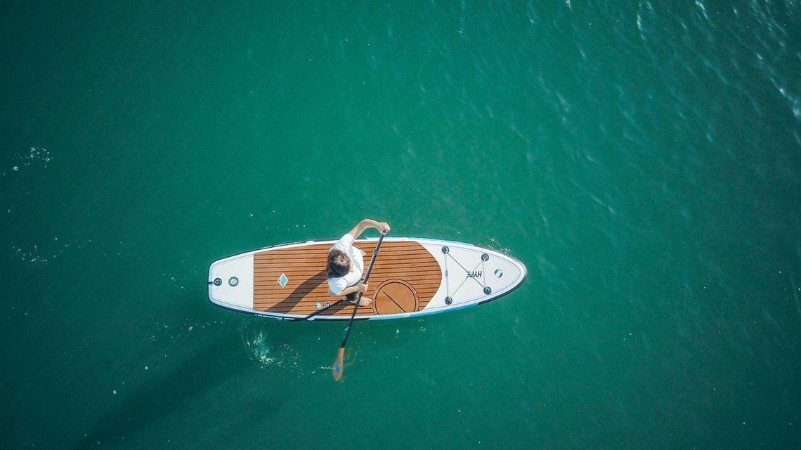 Pompowane deski SUP – czym różnią się modele allround, windSUP i touring? Pompowane deski SUP – czym różnią się modele allround, windSUP i touring?