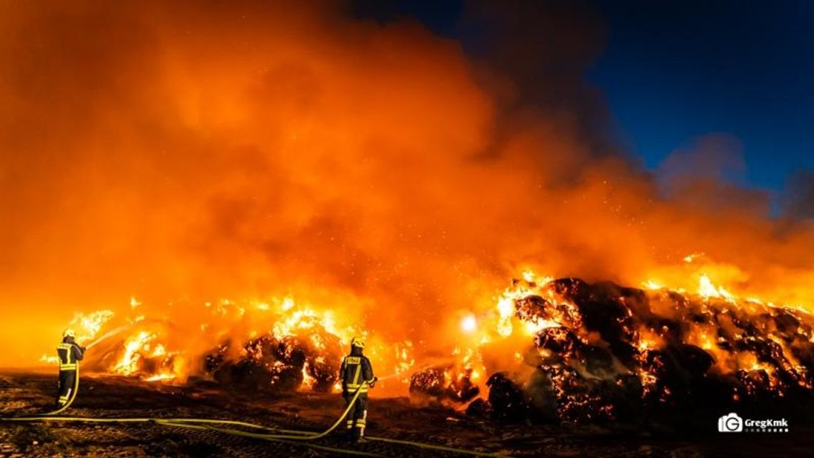 Ponad 80 strażaków i 13 godzin w akcji. Ogromne straty po pożarze stogu słomy w gminie Koźminek ZDJĘCIA