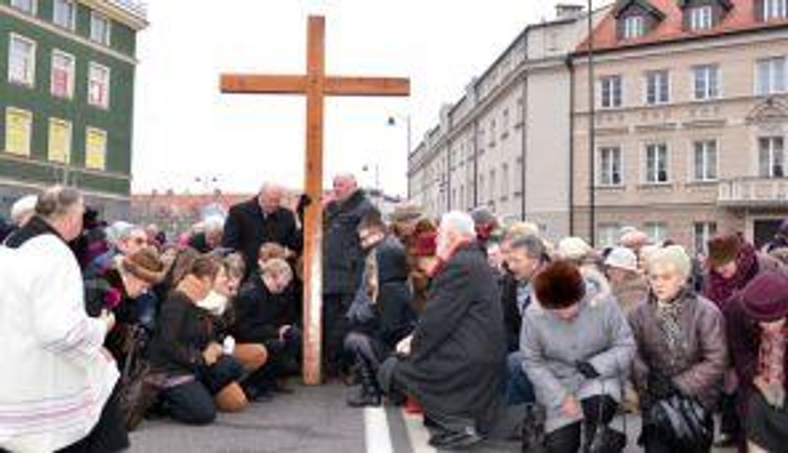 Poniosą krzyż ulicami Kalisza