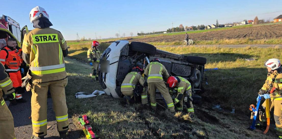 Poranny chaos na obwodnicy. Bus przewrócił się na bok ZDJECIA