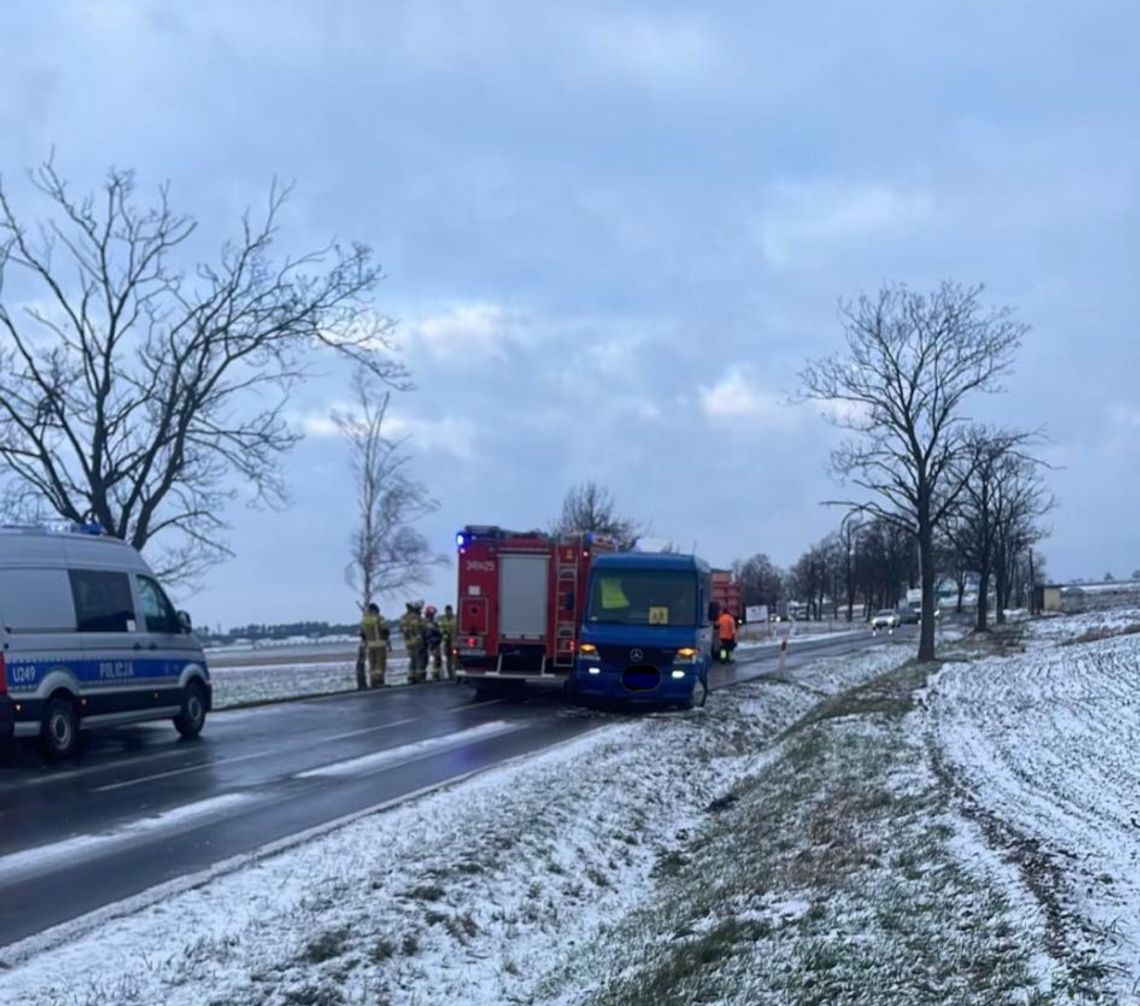 Poranny paraliż na drogach powiatu. Strażacy zahaczyli o autobus