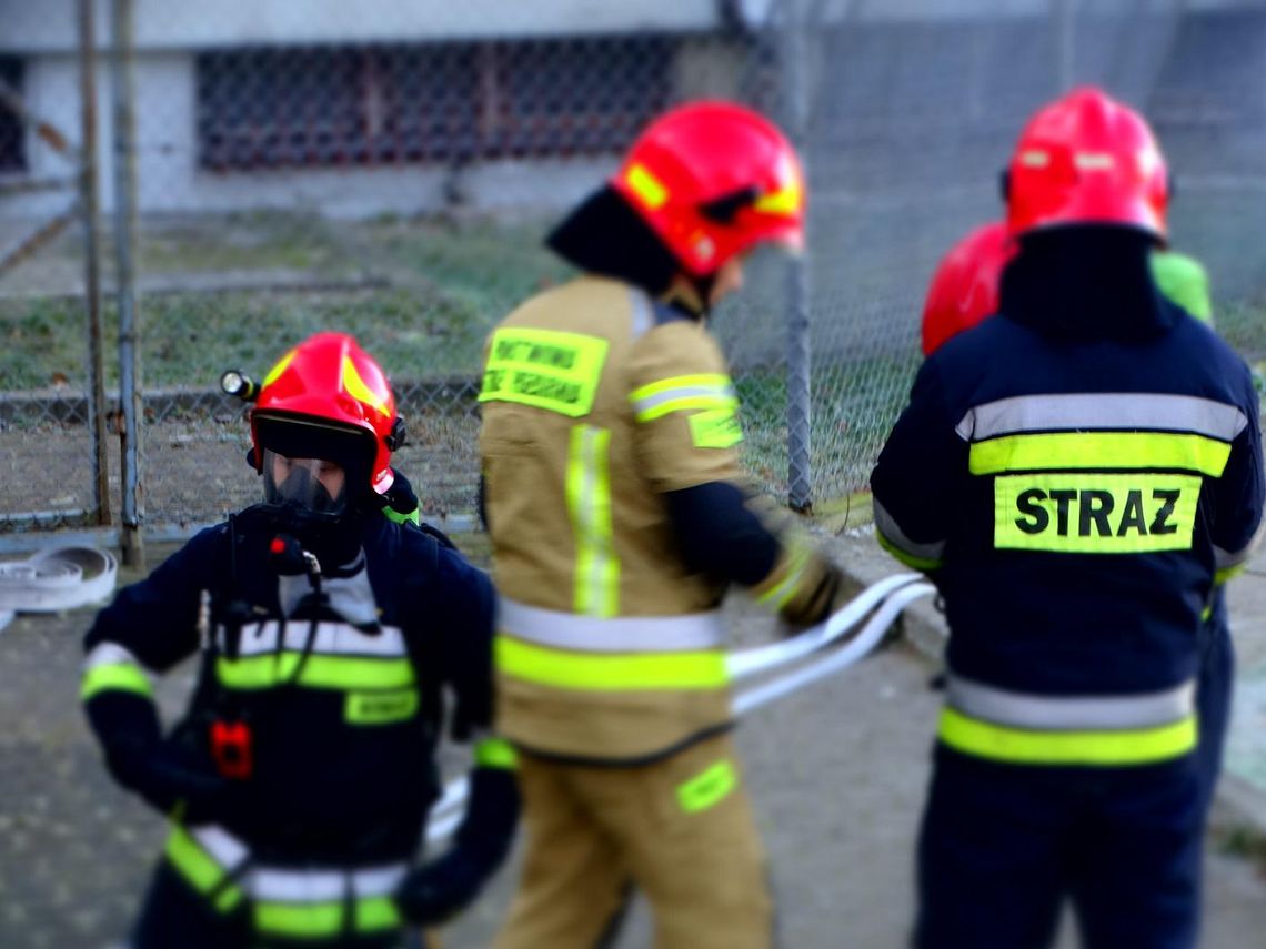 Poranny pożar w fabryce w Kaliszu i ewakuacja pracowników. W akcji gaśniczej 16 strażaków