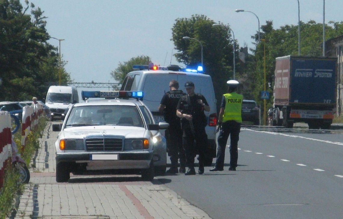 Pościg za kierowcą na ul. Wrocławskiej. „Uciekał pieszo, między samochodami” ZDJĘCIA