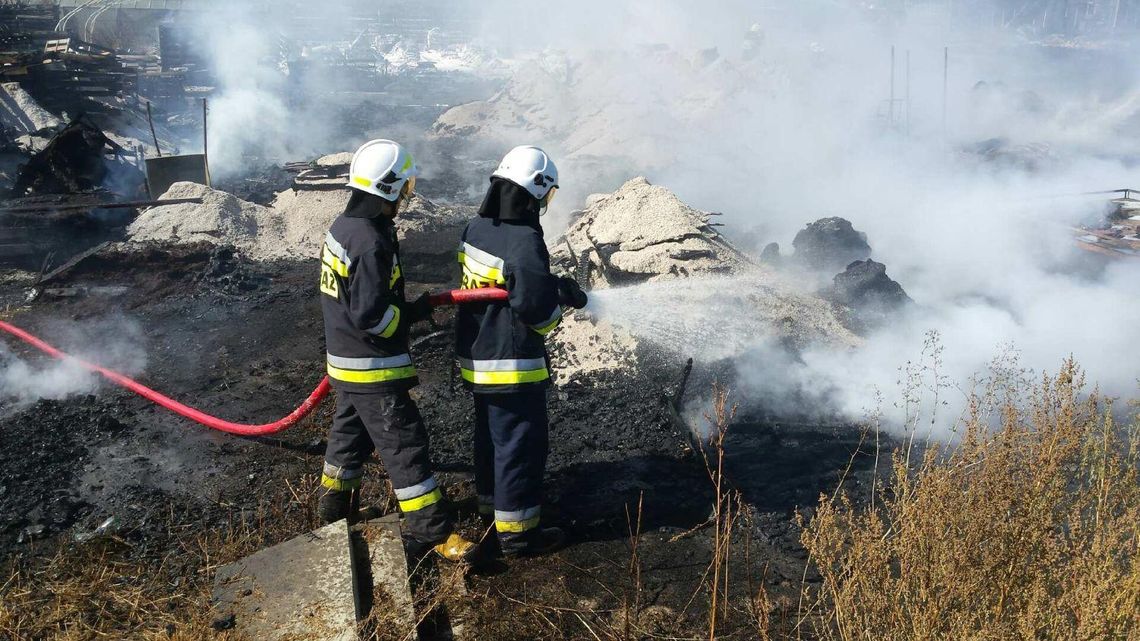 Potężny pożar w Tłokini Wielkiej.  Kłęby dymu widoczne są nad Kaliszem