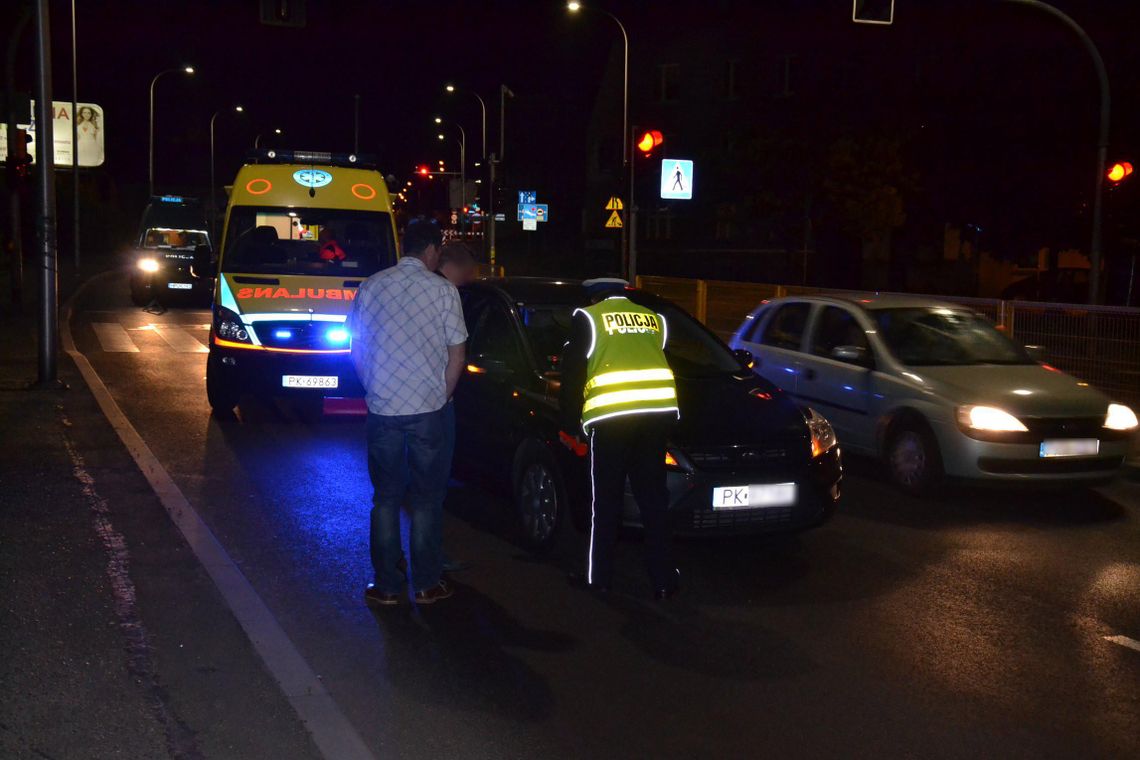 Potrącenie na pasach. Nietrzeźwa piesza weszła na czerwonym świetle ZDJĘCIA