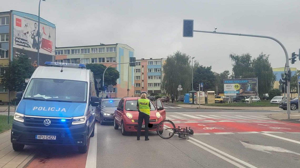 Potrącenie rowerzystki na pasach. Seniorka trafiła do szpitala