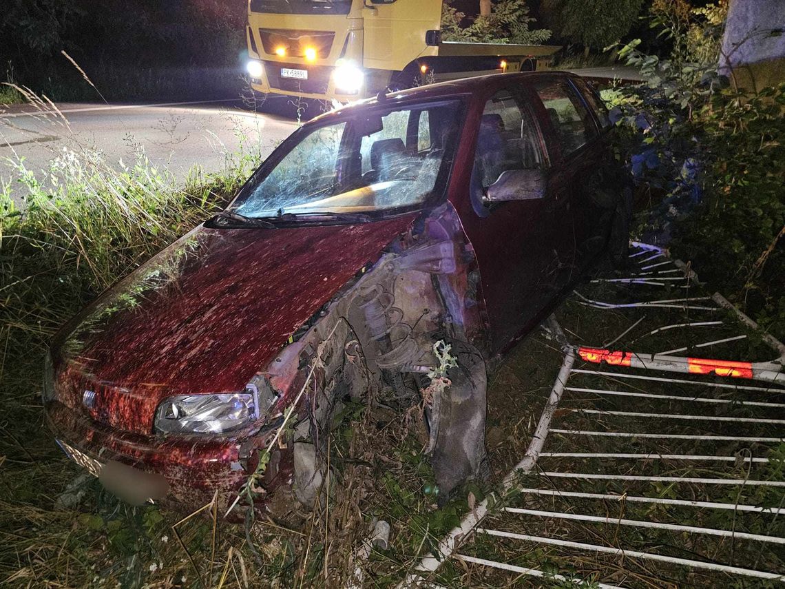 Potrzaskany fiat Punto w rowie. Kto go prowadził?