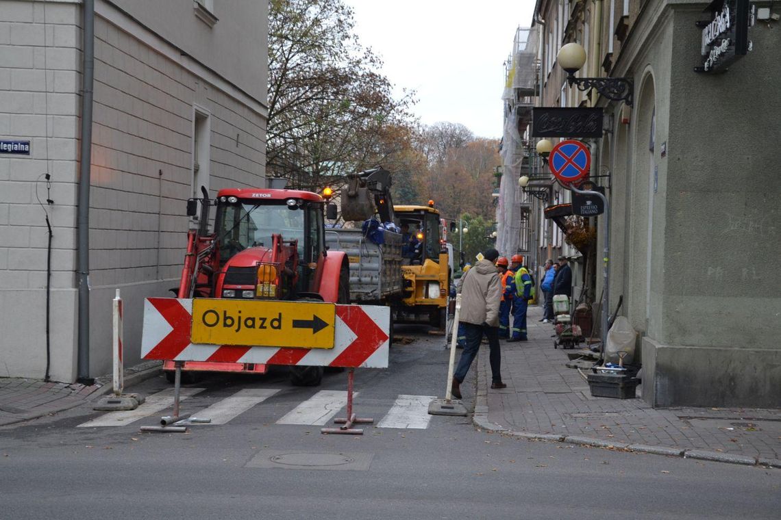 Poważna awaria wodociągu w ścisłym centrum Kalisza ZDJĘCIA