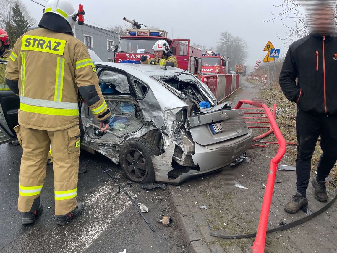 Poważne zderzenie na skrzyżowaniu. Jedno z aut w barierkach ZDJĘCIA