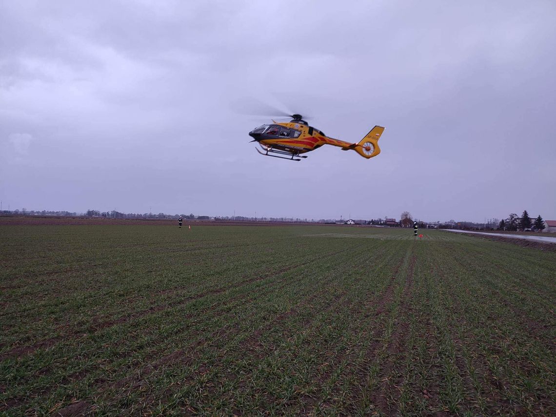 Poważny wypadek na DK12. Trzy osoby ranne, interwencja LPR