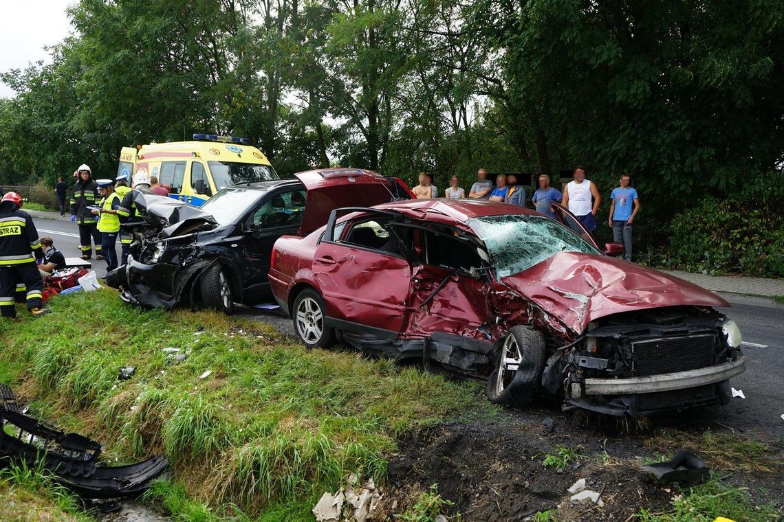 Poważny wypadek w Pawłówku. Trzy osoby ranne ZDJĘCIA