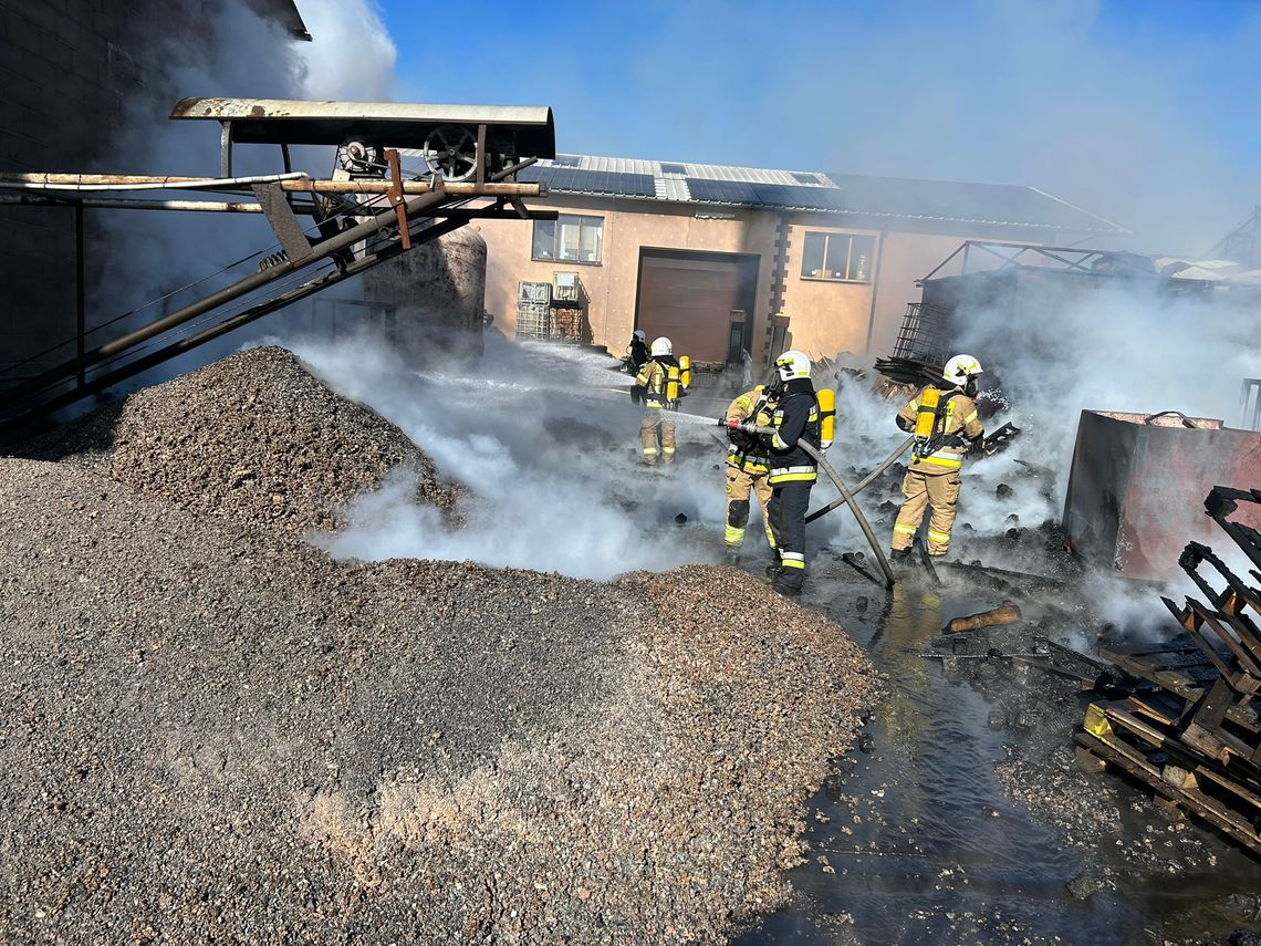 POWIAT: Płonie hala jednego z zakładów pracy. Trwa walka z ogniem